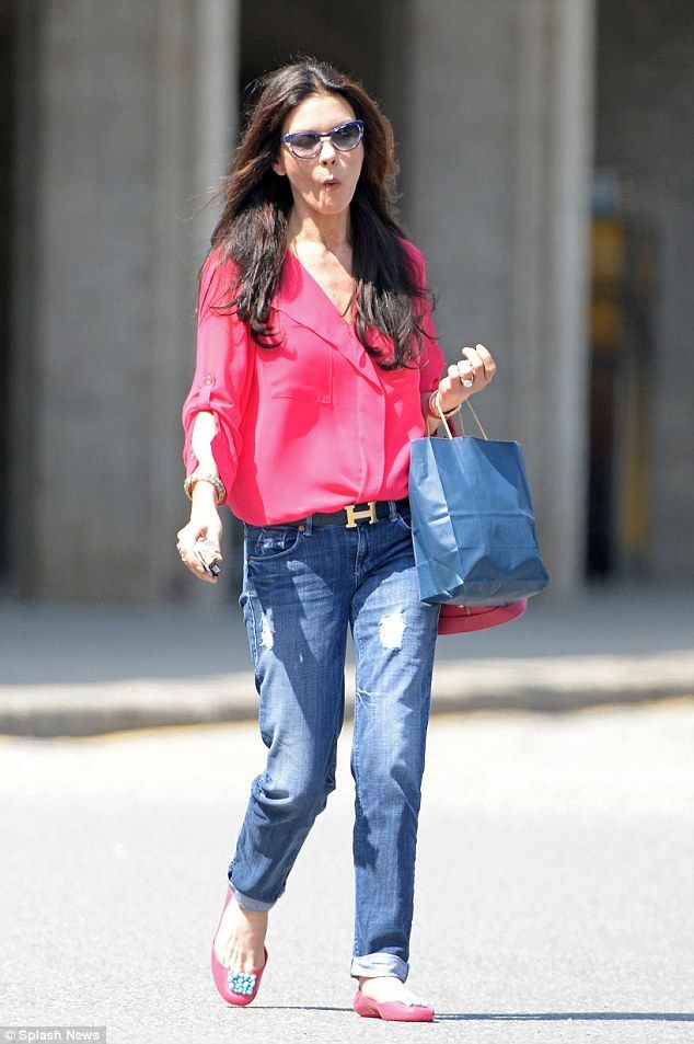Catherine Zeta-Jones apple-shaped body jeans and pink shirt