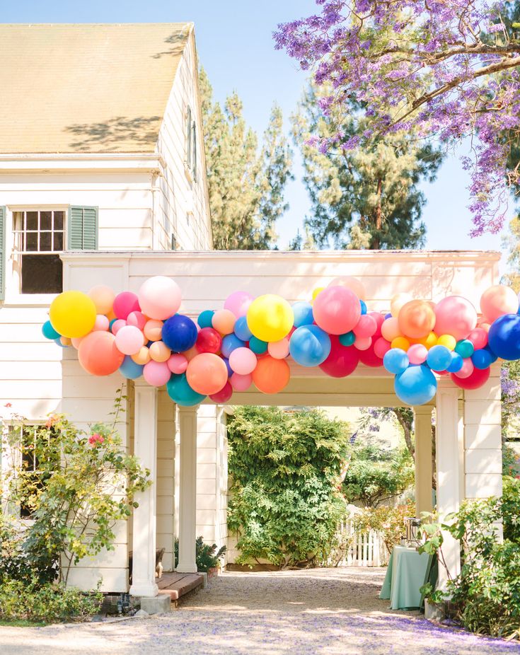 Pergola decorated with balloons for a wedding