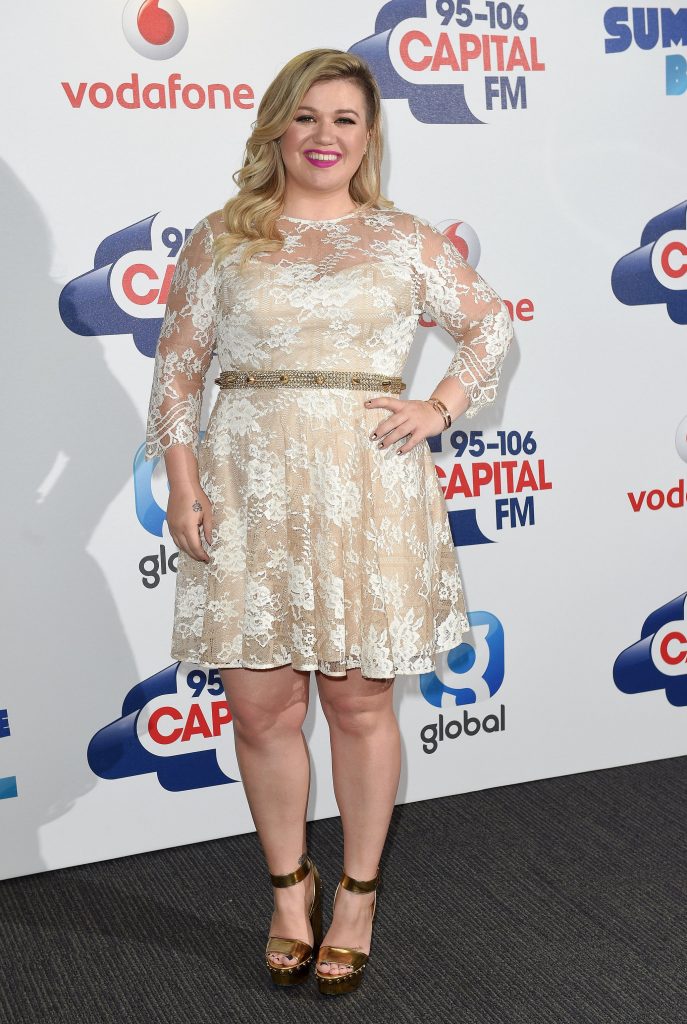 Kelly Clarkson celebrity example with apple-shaped body