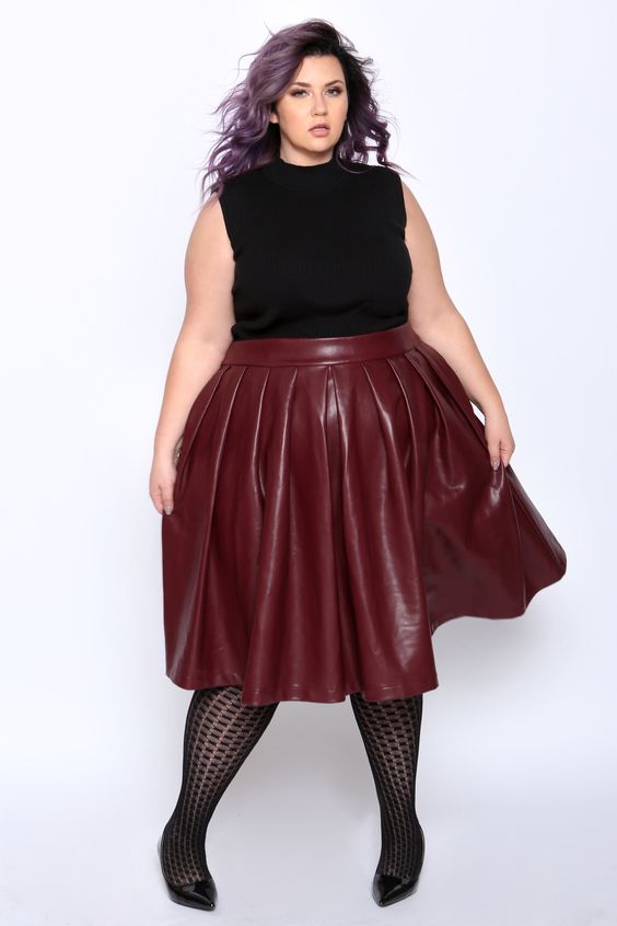 Flattering leather skirt black top outfit
