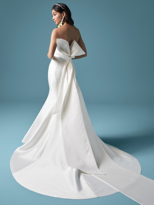 Mermaid-style wedding dress for pear-shaped body