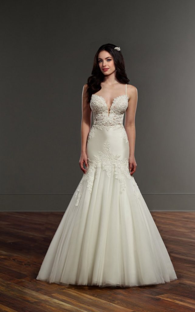Trumpet wedding dress for pear-shaped body