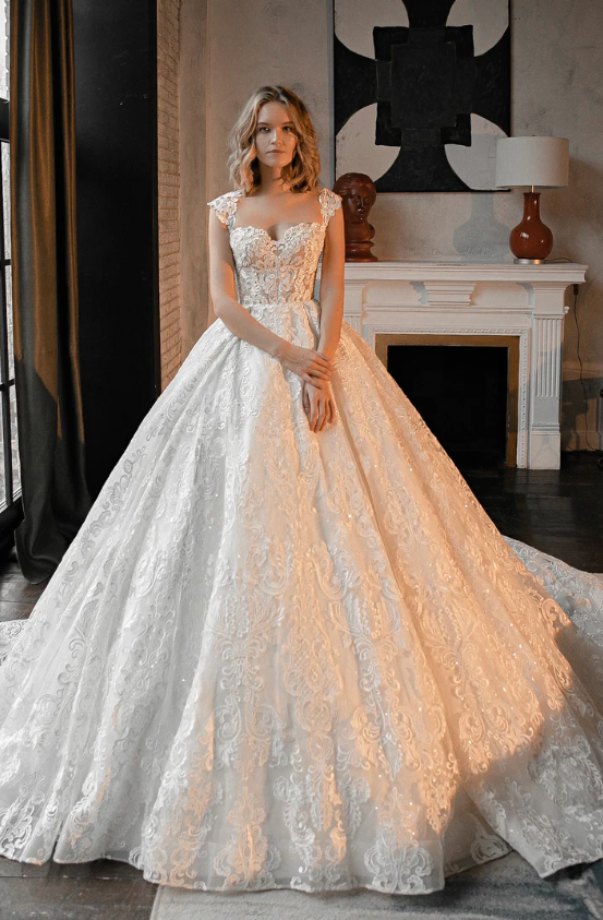 Ball gown wedding dress for pear-shaped body