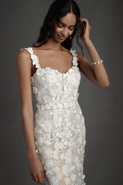 Column-style wedding dress for pear-shaped body