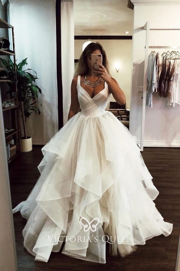 Wedding dress with wide straps for pear-shaped body