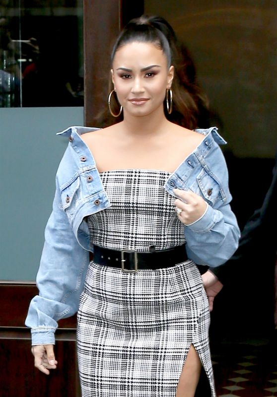 Demi Lovato jean jacket to cover broad shoulders