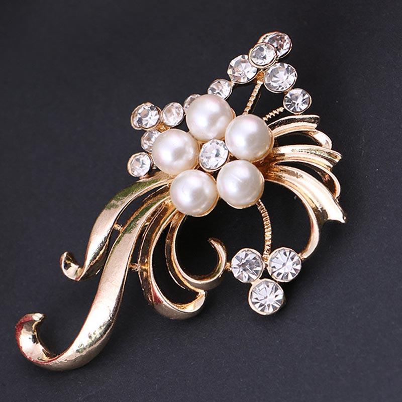 Golden broche with pearls to accessorize a navy-blue dress