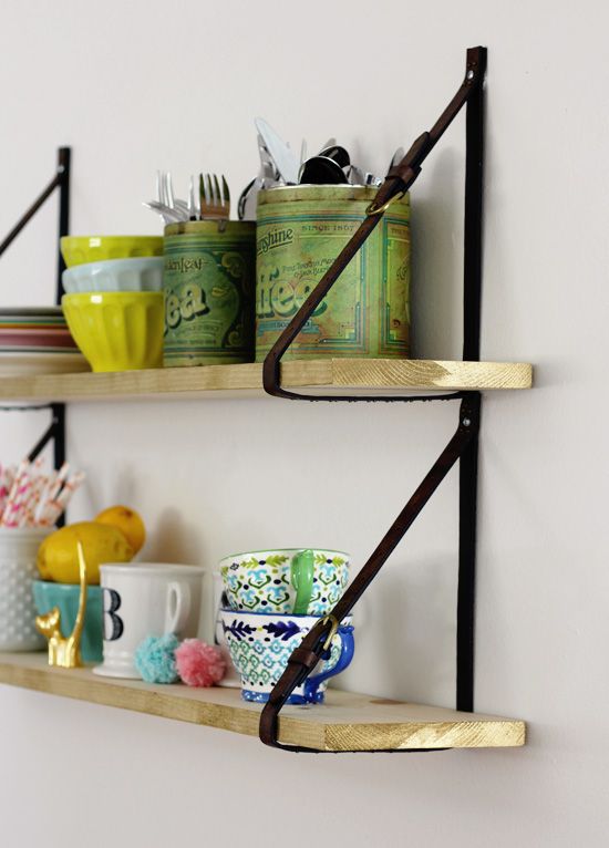 Control straps to hang shelves without nails