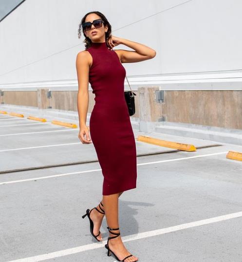 Sleeveless burgundy bodycon dress black heeled sandals outfit idea for the first date