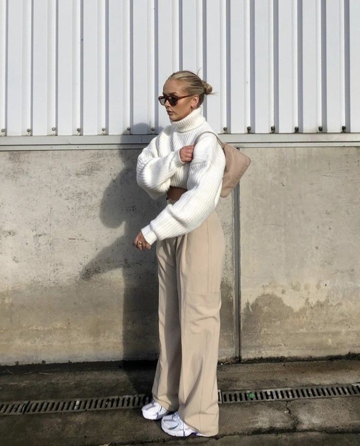 Beige wide-leg pants knitted turtleneck sweater white chunky sneakers baddie winter outfit idea for Christmas