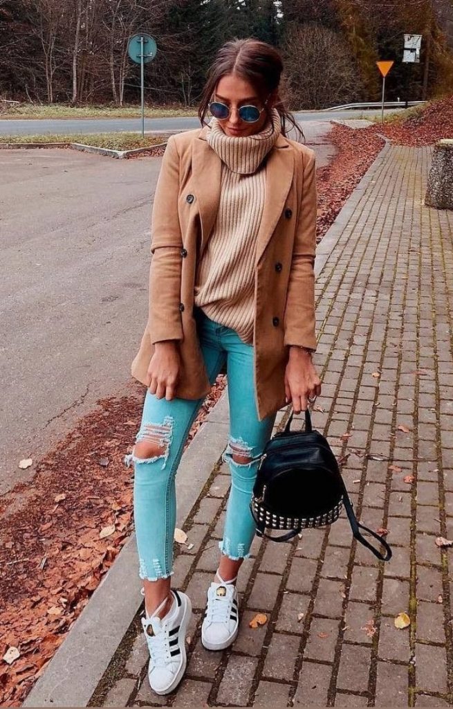Turtleneck sweater oversized light-brown blazer distressed jeans outfit idea