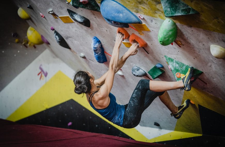 A Complete Guide to Choosing the Right Clothes for Rock Climbing