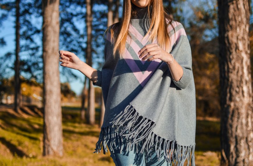 7 Tips on How to Wear a Poncho to Look Your Best (with Outfits)